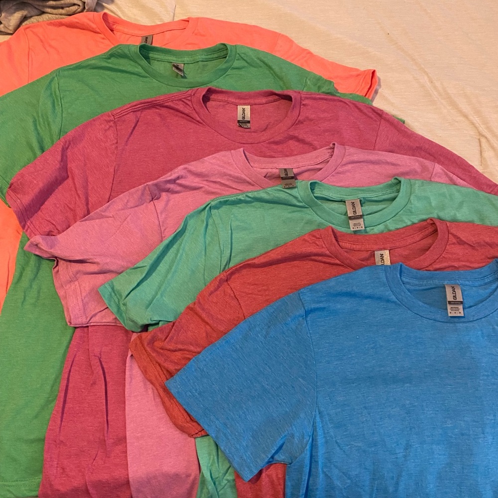 Lot of 7x Womens Gildan Softstyle Tee Shirts. Assorted Colors. Size M.
